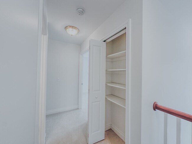 Building Photo - Lakeside Living!