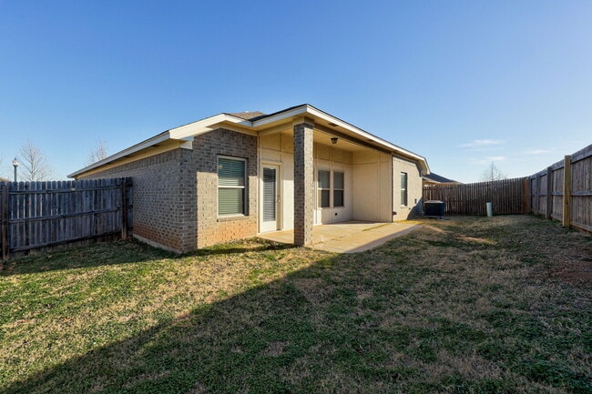 Building Photo - 806 Barbaroot Dr