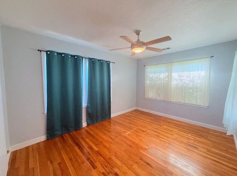 Building Photo - 3021 Oleander Ave