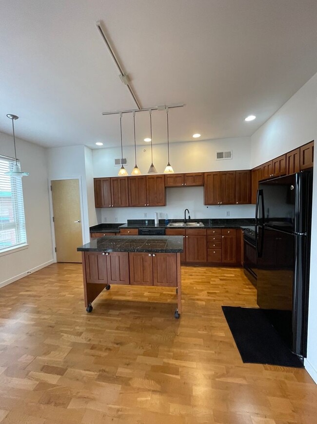 Building Photo - 2/BED 2/BATH WITH UTILITIES INCLUDED! VIEW...