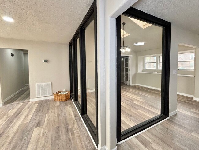Building Photo - Windcrest Beauty for Rent!