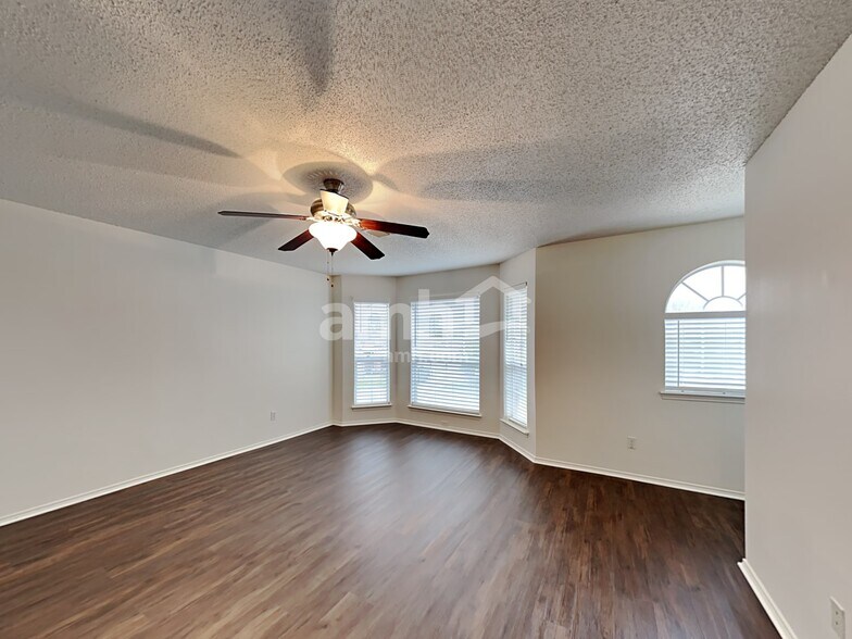 Building Photo - 8551 Western Meadows Dr