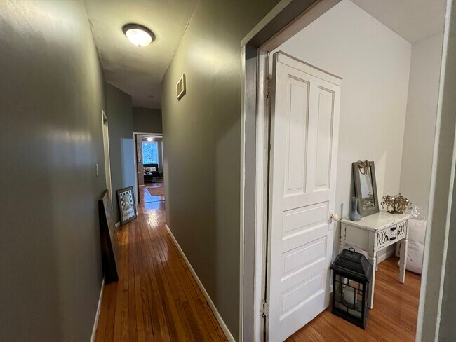 Building Photo - 1516 W Thome Ave