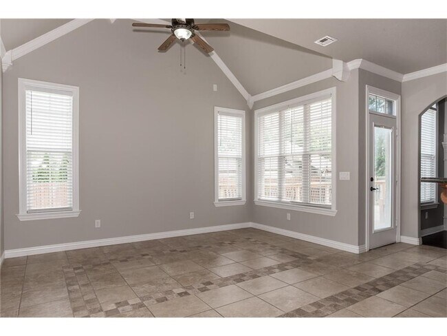 Building Photo - 601 Auburn St