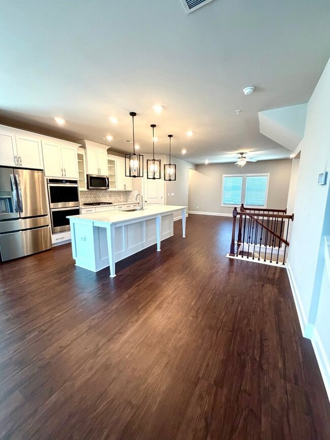 Building Photo - 4 bedroom, 3.5 bath townhouse in a swim community located in Woodstock, GA. Within walking distan...