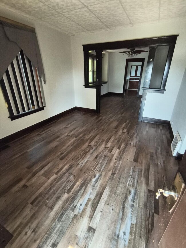 Building Photo - Spacious 3 Bedroom Located Near University...