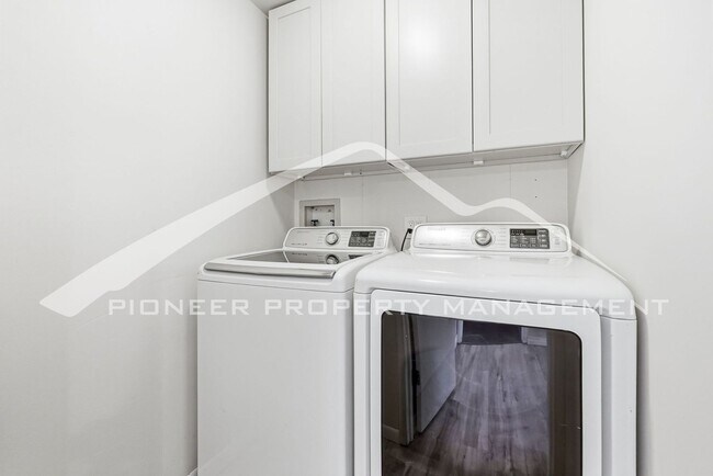 Building Photo - Spacious Home with Office and Fenced Yard