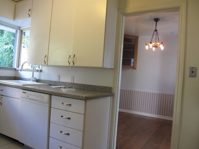 Building Photo - Spacious 3 Bedroom Craftsman Home In Queen...
