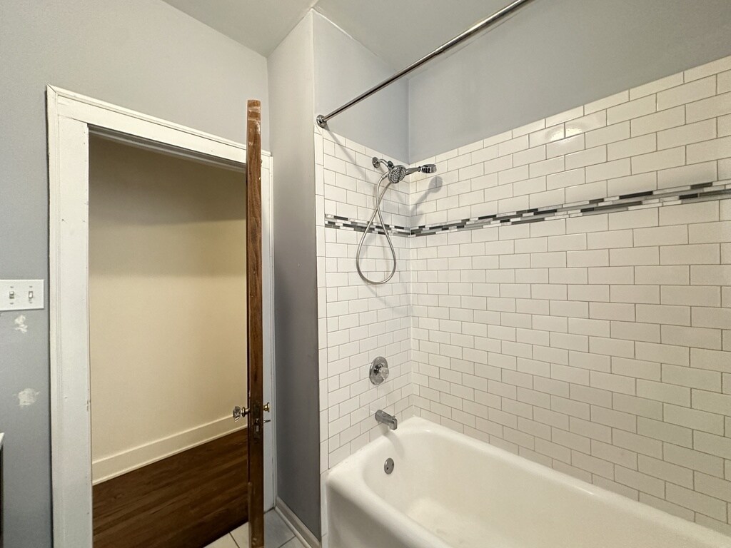 Building Photo - 5023 N Ridgeway Ave