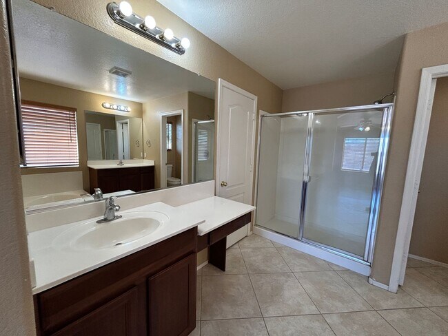 Building Photo - ? Large 4Bdm 3Ba Avondale Home *NO* Carpet ?