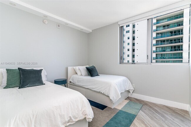 Building Photo - 1300 Brickell Bay Dr