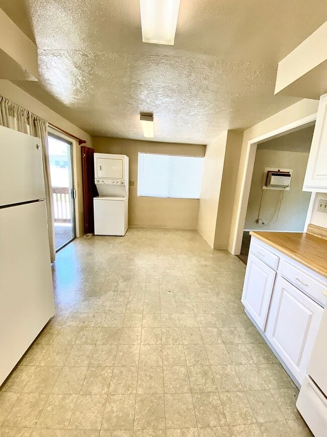 Building Photo - 2 Bedroom 1 Bath Units