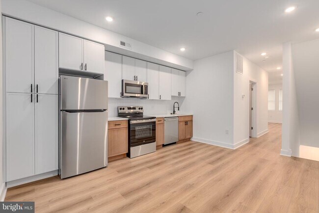 Building Photo - 1028 W Arizona St