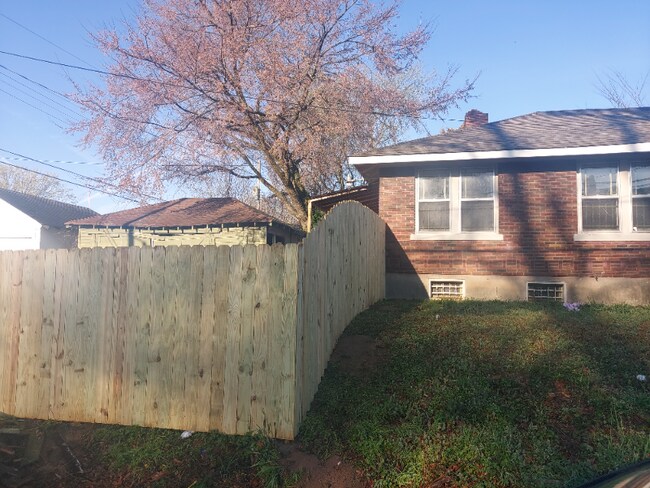 Building Photo - 1553 E McLemore Ave