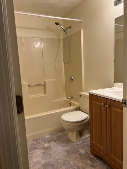 Building Photo - 16 Montvale Ave