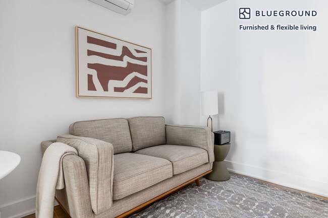 Building Photo - 307 W 39th St