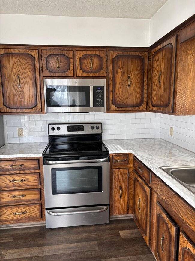 Building Photo - Split level with huge yard