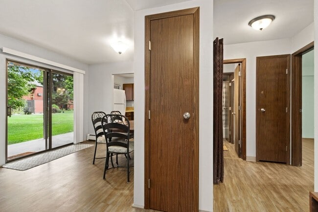 Building Photo - 2 Bedroom, 1 Bathroom Apartment, trash, water, and hot water heat included in rent.