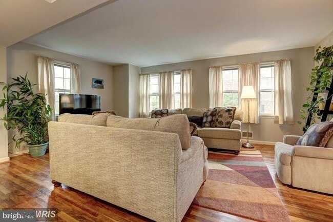 Building Photo - 3898 University Dr