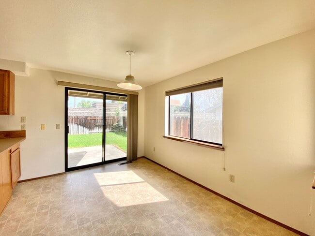 Building Photo - 3219-3219 Vincenta Dr