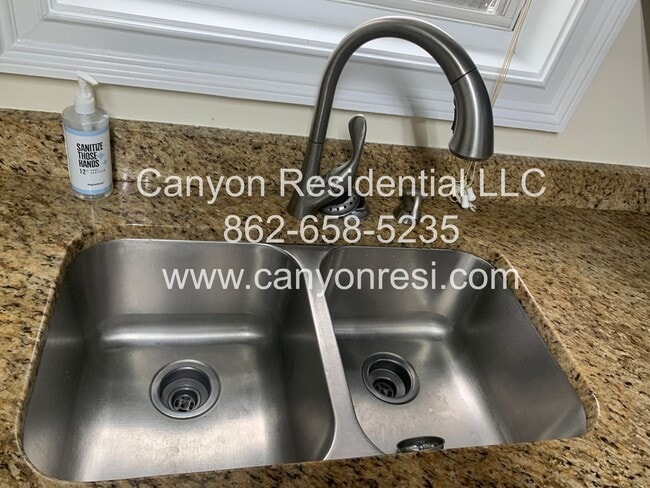 Building Photo - Beautiful 3b Room!Move in ready!