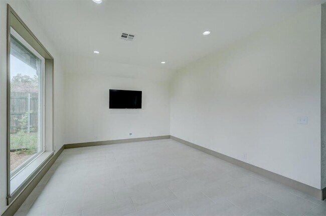 Building Photo - 3616 Burlington Dr