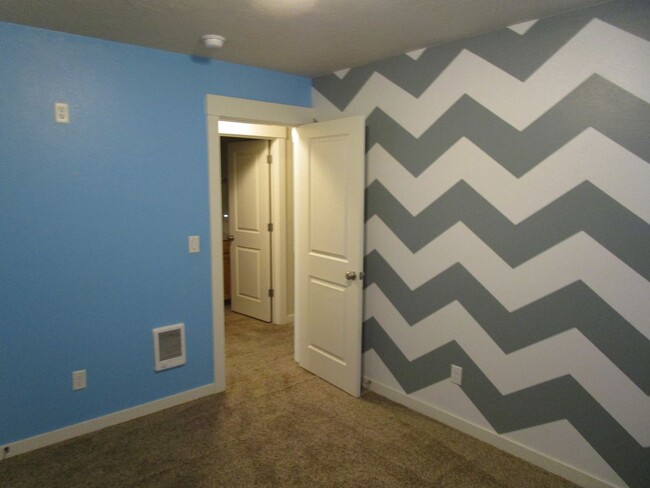 Building Photo - 3 Bedroom, 2 Bathroom Home with Ample Sola...