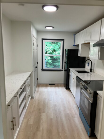 Building Photo - 520 Trenton Ct
