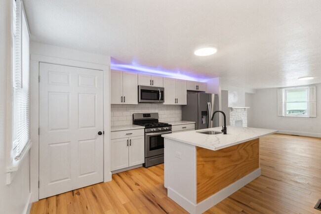 Building Photo - Brand New 3 bed, 2 bath Remodel located in...