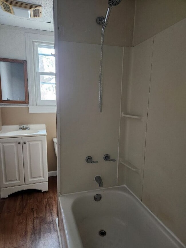 Building Photo - Nice 3 BR