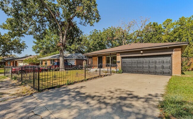 Building Photo - 1351 Dell Oak Dr