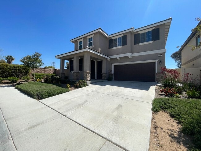 Building Photo - $1,000 Off 2nd Month’s Rent! 5-Bedroom Hom...