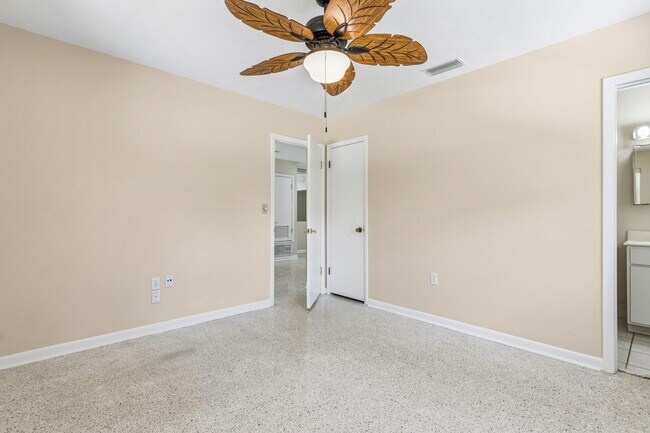 Building Photo - 2406 Husson Ave