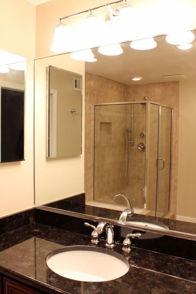 Building Photo - Beautiful 3 bed 2.5 Bath End Unit Brick To...
