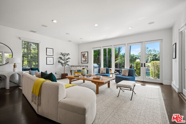 Building Photo - 9928 Toluca Lake Ave
