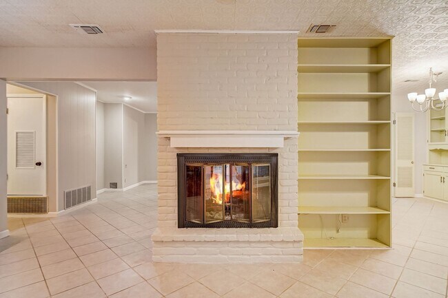 Building Photo - Welcome to this beautiful 3-bedroom, 2-bat...