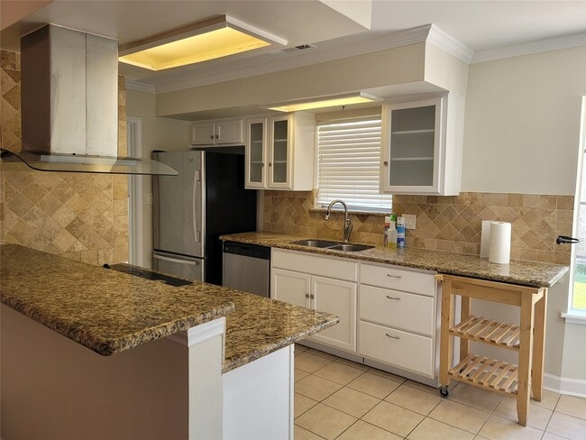 Building Photo - 9322 Fairdale Ln