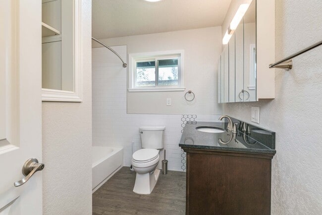 Building Photo - 5 bed 3 bath Home in Fairbanks