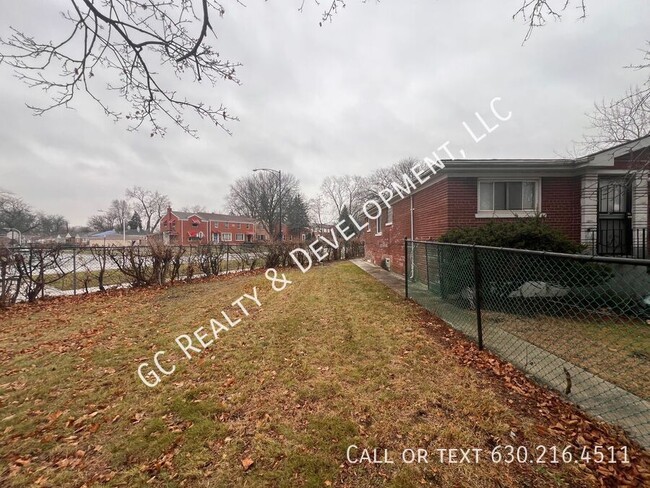 Building Photo - *** 3 BDRM - 2 BTH / FENCED YARD / PET FRI...