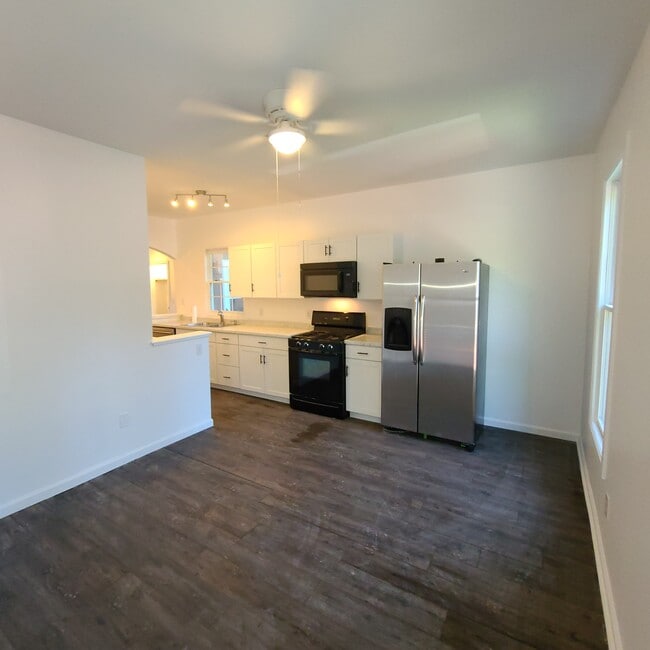 Building Photo - 309 Lake St