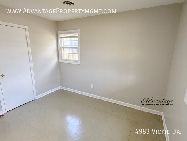 Building Photo - 4983 Vickie Dr