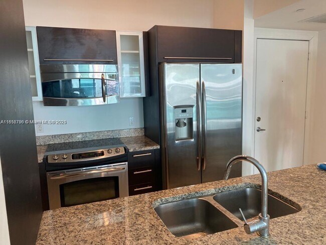 Building Photo - 950 Brickell Bay Dr