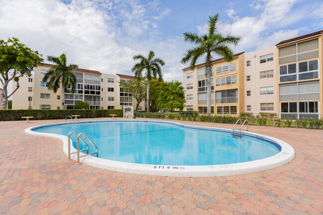 Building Photo - 2811 Somerset Dr