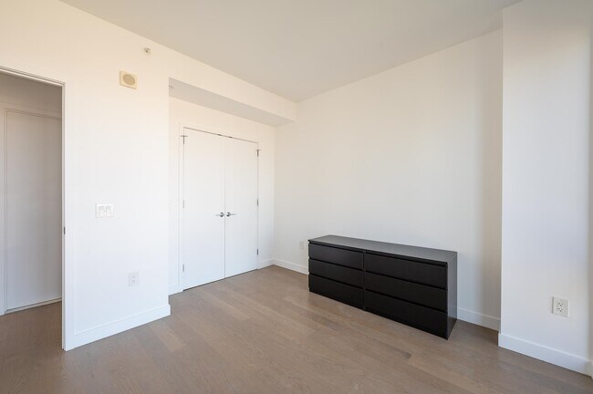 Building Photo - 75 Park Ln S