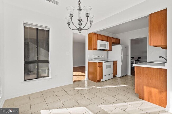 Building Photo - 561 Florida Ave