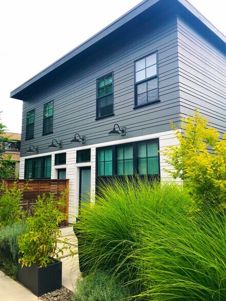 Building Photo - 2421 SE Division St