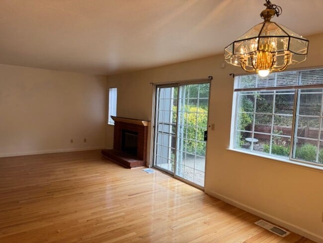 Building Photo - Wonderful 3 bedroom Tri-level townhome wit...