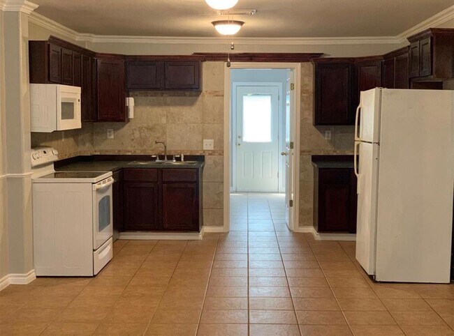 Building Photo - 7900 Tri City Beach Rd