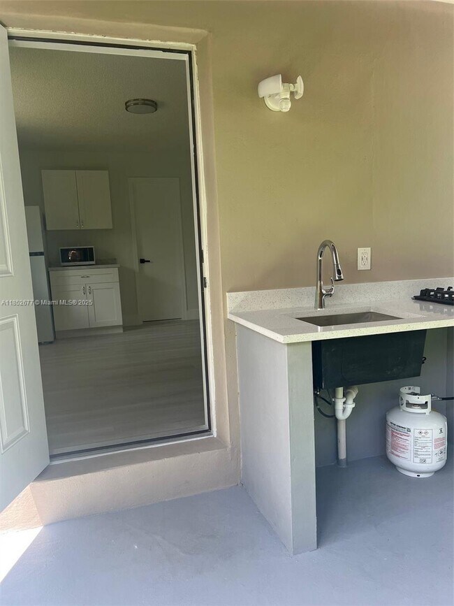 Building Photo - 5004 SW 140th Ct