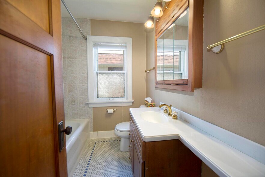 Building Photo - 936 S 77th St